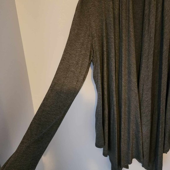 EUC Moa Dark Gray Cardigan style shawl - Picture 3 of 6